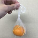 三角コーナー用ネットに入れたみかんの皮