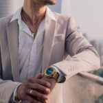 スーツ姿の男性